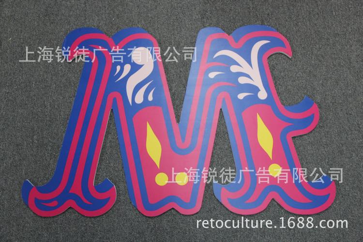 雪弗板橱窗道具赋能女装橱窗设计 上海橱窗展示与广告制作的全流程解析